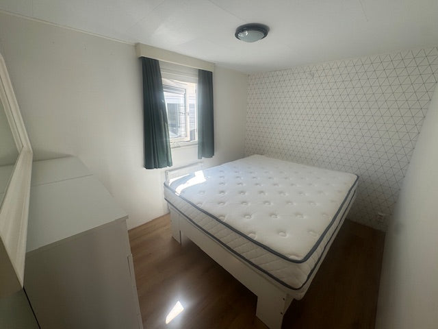 Ruime kunststof woning met 3 slaapkamers,cv en dubbelglas Gereserveerd!